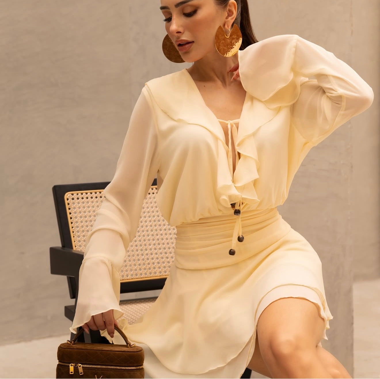 Cream Satin Dress with Ruffled Front and Wrap Waist – Laboutique Brazil