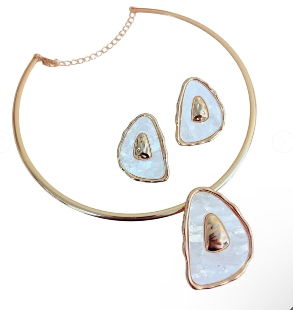 Set of Organic Mother-of-Pearl Pendant Earrings Necklace Set