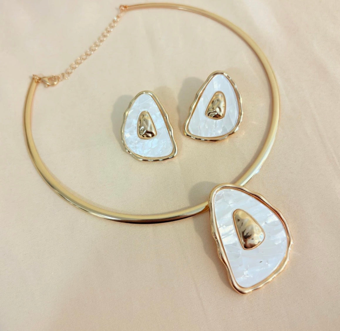 Set of Organic Mother-of-Pearl Pendant Earrings Necklace Set