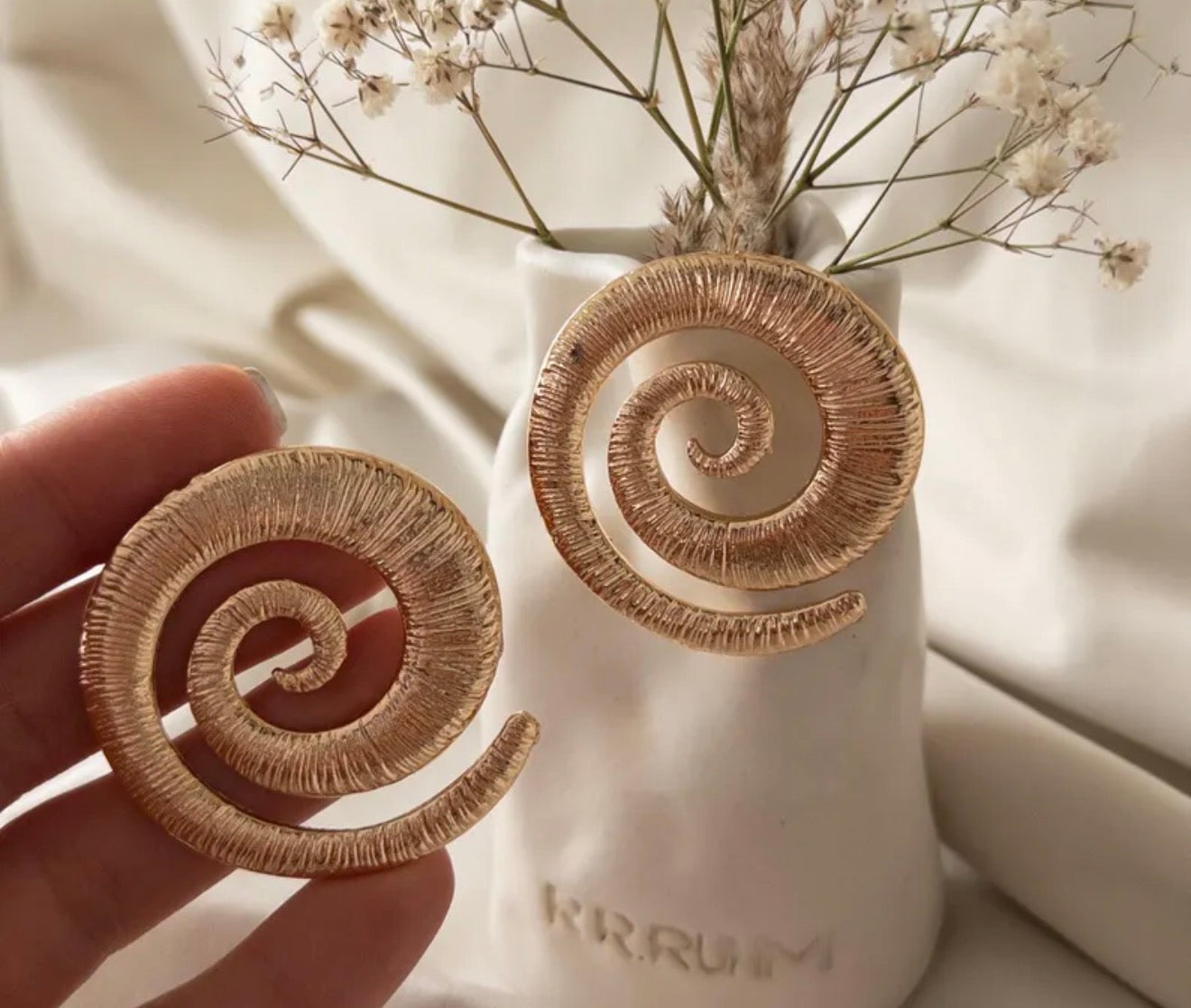 Shell Spiral earrings gold