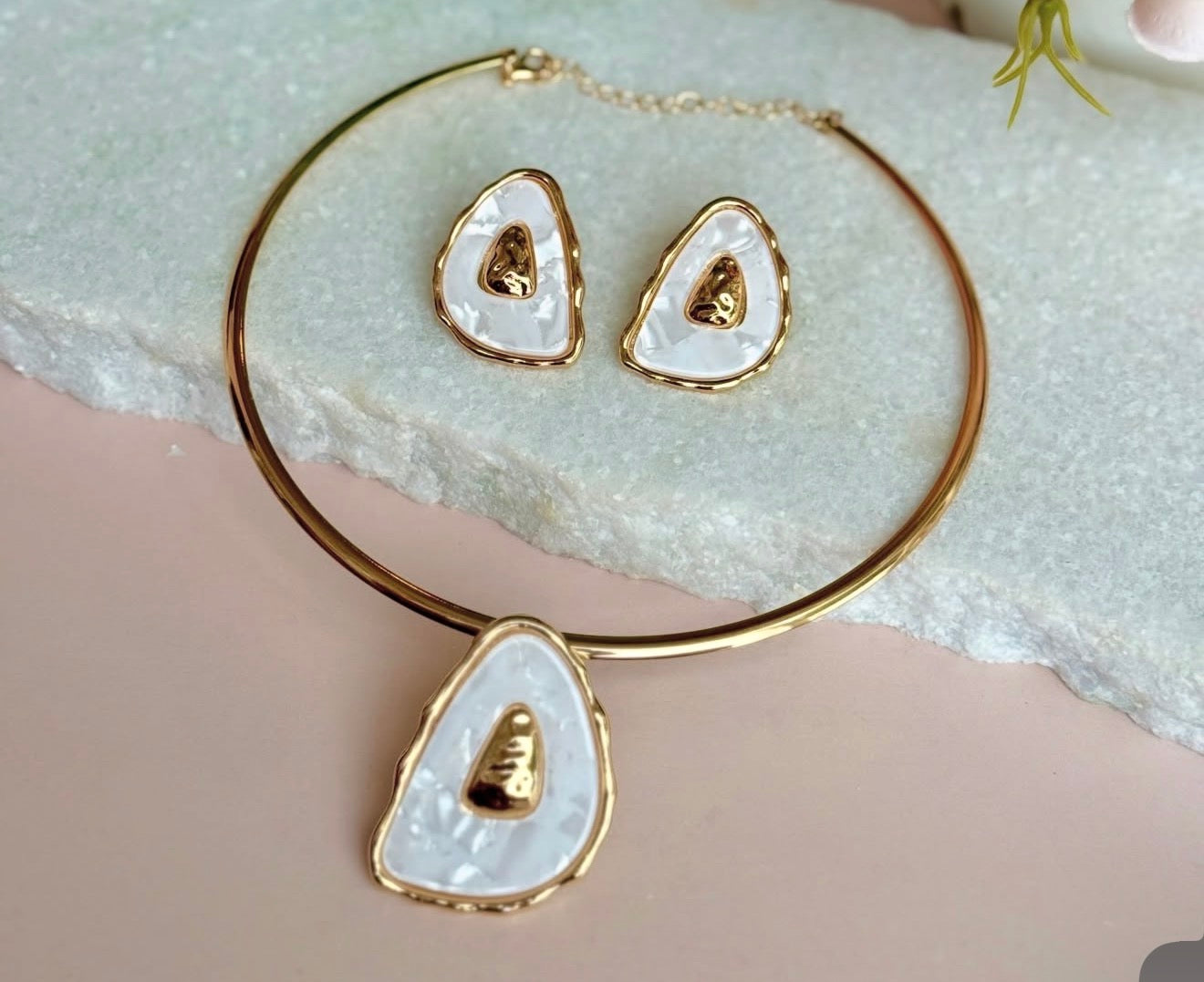 Set of Organic Mother-of-Pearl Pendant Earrings Necklace Set